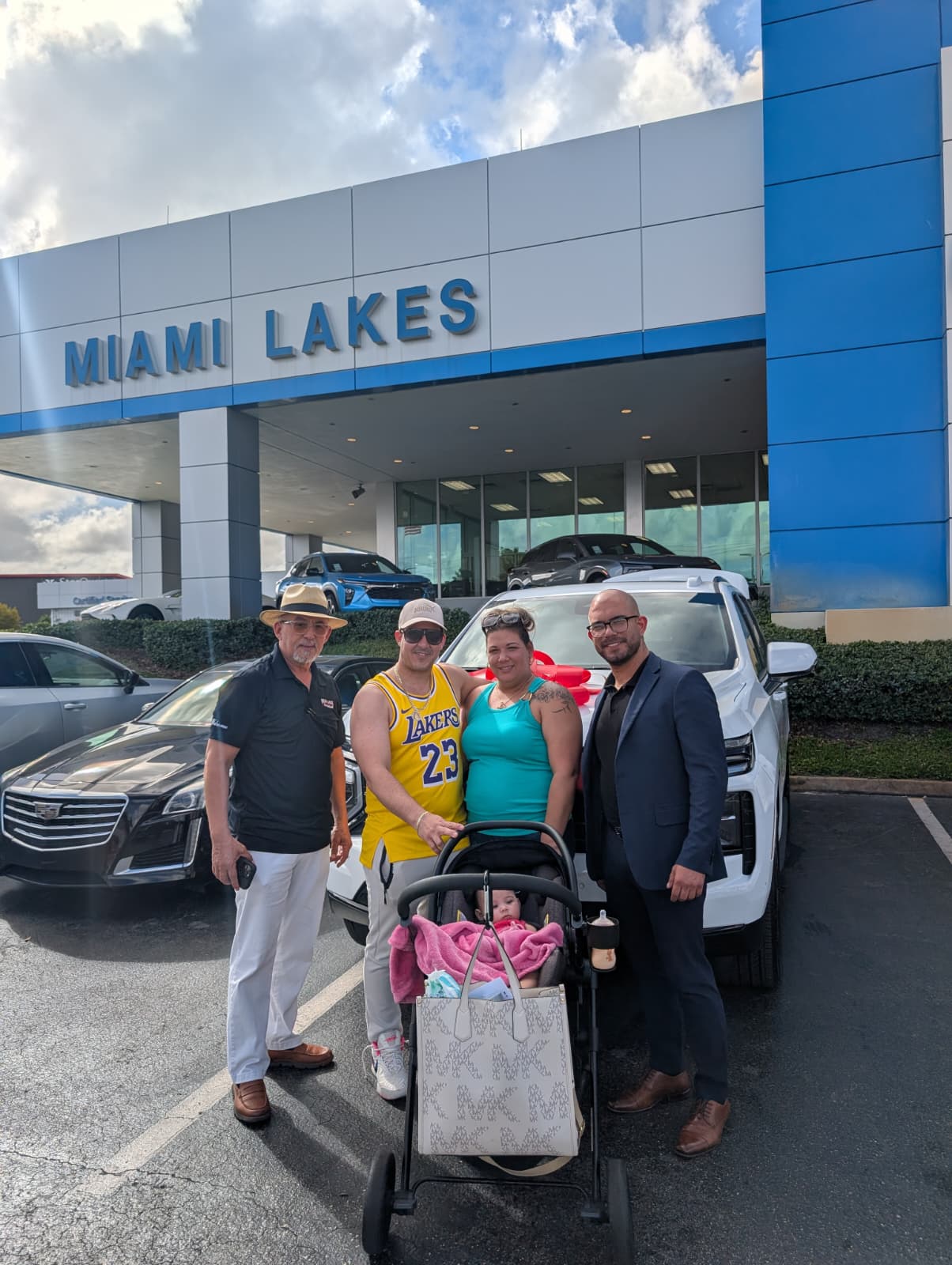 Familia con bebé y carro nuevo